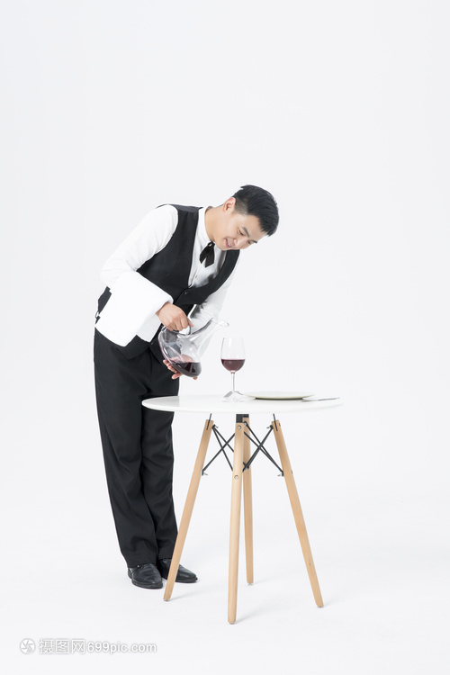 細節(jié)映照品質(zhì) 男服務(wù)員倒紅酒背后的企業(yè)形象策劃之道